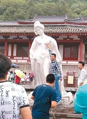 西安杨贵妃雕像袭胸者照片资料 花了钱为何不能摸