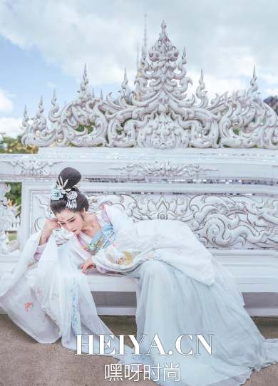 在泰国白庙穿汉服拍照的中国女孩是谁微博个人资料照片