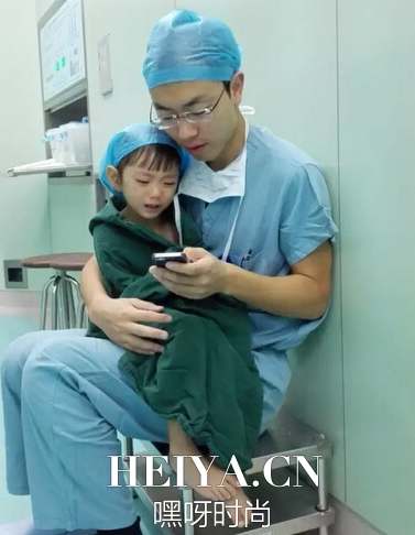 外科医生石卓简历个人资料照片    石卓手术室哄2岁萝莉现场照片