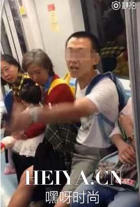 上海地铁吐痰男叫什么   华东师范大学吐痰男人肉结果资料照片