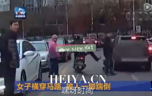 南京夫妻女子横穿马路被摩托车男子一脚踹倒视频丈夫找汽车司机理论荒唐