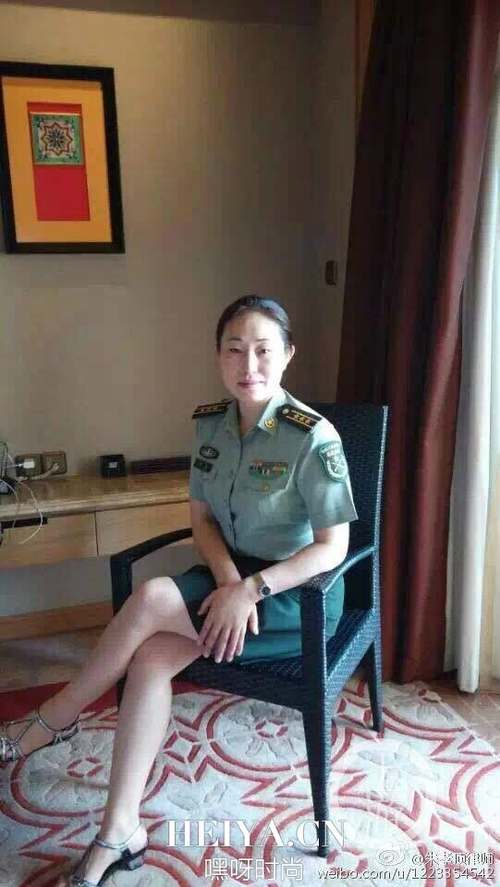 原文配图：熊小妹冒充“女军官李惠”，一身军装。