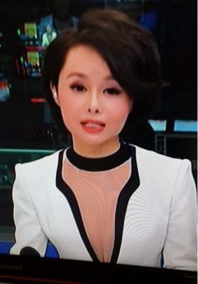 央视女主播穿肉色内衣露沟抢镜