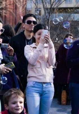 刘强东承认与奶茶妹妹章泽天恋情:求可以正常牵