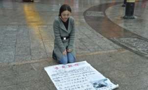 女子下跪欲＂卖身十年＂救母