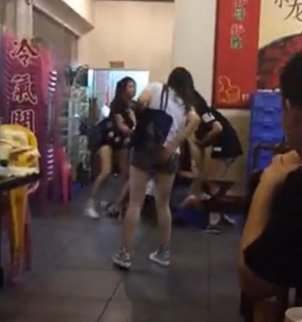 东莞男子一人单挑五名女性_网友点赞_现场视频_图片
