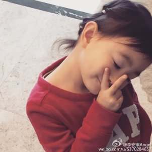 李小鹏女儿剪刀手照片  奥莉恬静漂亮惹人爱