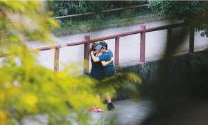 64岁黄玉郎携新欢路边搂抱亲吻大尺度视频照片曝光