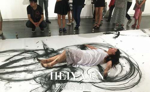 湖北美院女大学生以人体现场作画照片  邹欣背景资料照片曝光