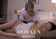 儿子趁妈妈熟睡的时候脱掉她的衣服  禽兽儿子睡觉母亲……