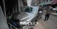 陕AR661L女车主资料照片 西安女司机穿拖鞋开车撞进商铺现场照片