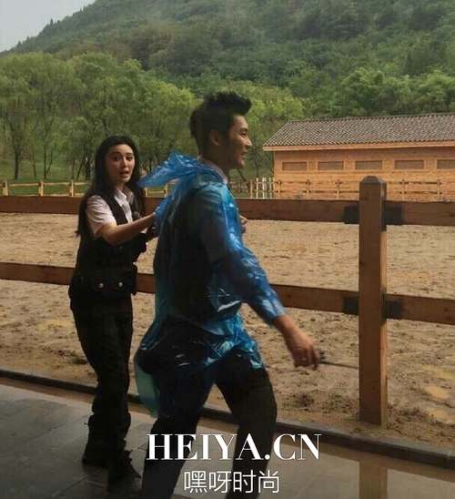 李晨范冰冰参加的真人秀叫什么名字？李晨范冰冰牵手雨中小炮遭偷拍