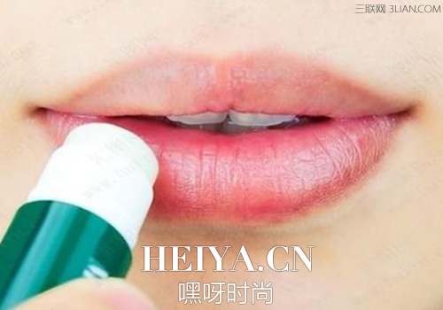 嘴唇越舔越干是为什么呢 预防嘴唇干裂的小诀窍 嘴唇越舔越干是为什么呢 预防嘴唇干裂的小诀窍