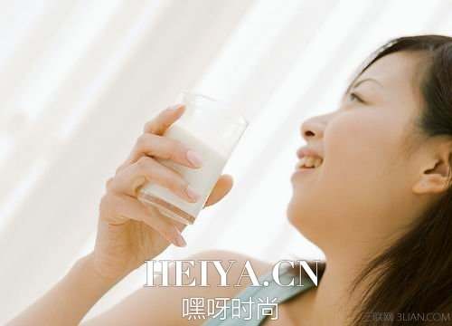 睡觉前应不应该喝牛奶   睡前喝牛奶会发胖吗