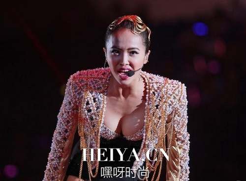 蔡依林演唱会爆乳挥鞭玩SM高清无码照片 蔡依林胸围资料揭秘