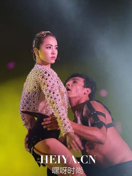 蔡依林演唱会爆乳挥鞭玩SM高清无码照片 蔡依林胸围资料揭秘
