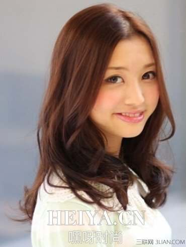 女生中长发烫什么样的发型才好看   女生中长发烫发技巧