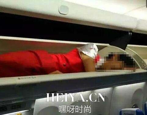 昆明航空空姐被塞进行李架是怎么回事  昆明飞机安全员遭恶搞