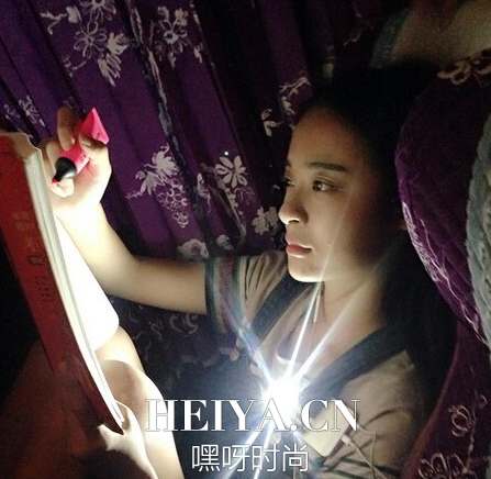 武大校花李莎旻子手机复习看书照片曝光  李莎旻子微博资料照片