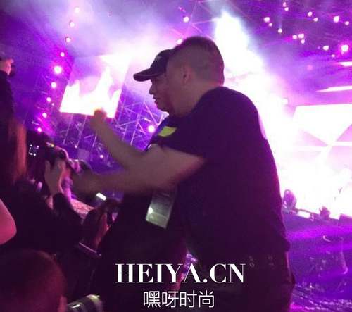 EXO粉丝被保安掌掴打砸相机  exo粉丝多次遭SM经纪人殴打照片