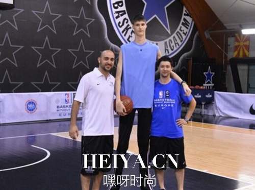 罗伯特-波波罗斯身高个人资料照片 15岁妖星身高碾压NBA真相 罗伯特-波波罗斯身高个人资料照片 15岁妖星身高碾压NBA真相