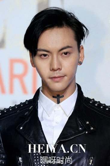 2015ELLE风尚音乐盛典直播 陈伟霆脖子上十字架纹身苏哭