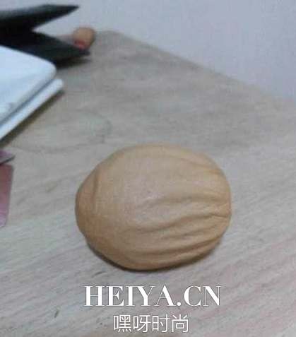 市民买到怪鸡蛋 异形蛋如核桃茄子天鹅