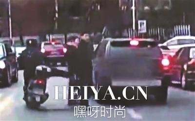 南京骑摩托车踹倒行人波兰籍男子资料照片 事发视频观看