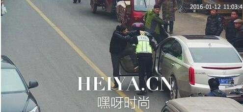 湖北宜昌禁停殴打交警司机人肉搜索 叫喧：老子就是有钱
