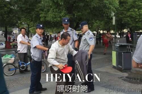 青岛北区政府保安暴打老人事件细节：踹倒后试图抬走