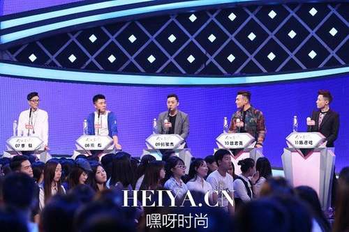 男嘉宾在台上等着“被宠幸”