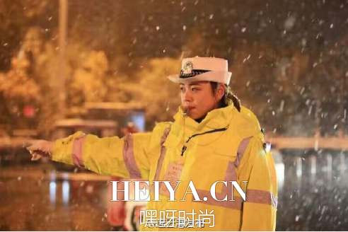 连云港最美女交警 陈姿璇雪中坚守岗位现场图曝光