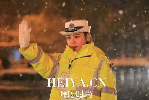 连云港最美女交警 陈姿璇神似陈妍希雪中站岗现场图