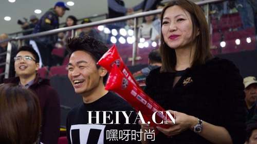 王宝强有新女友了吗 王宝强看球身旁美女是谁