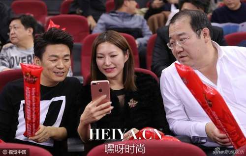 王宝强现身冰球联赛现场 美女相伴心情大好