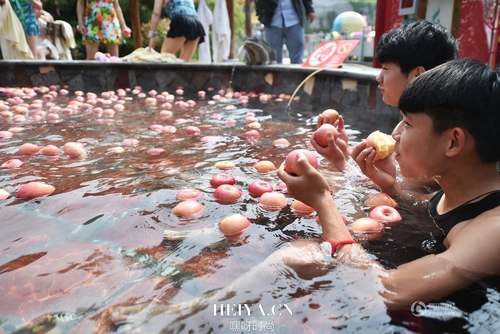 点击图片翻到下一页>> 水果温泉边泡边吃