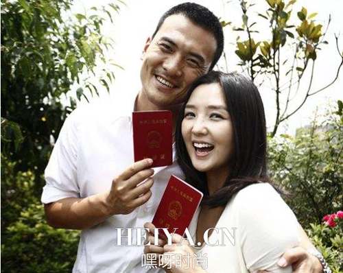 何洁离婚被证实 带着孩子做自己的女王(组图)