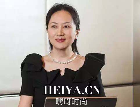 根据任正非自己的说明:孟晚舟随母亲的姓,她的姥爷孟东波曾经担任过副省长,孟东波的领导杨超则担任过国家领导人的秘书。结婚之后任正非经常去看望岳父孟东波和杨超,从他们那里学到了广阔的视野和不屈不挠的精神。