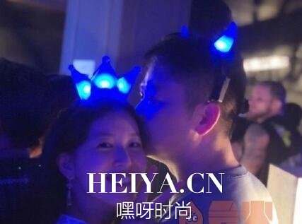 刘强东为什么娶章泽天 刘强东亲吻章泽天图片