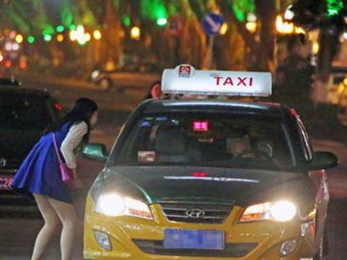 漂亮女子深夜打车,上车后一个动作,让司机很难受!